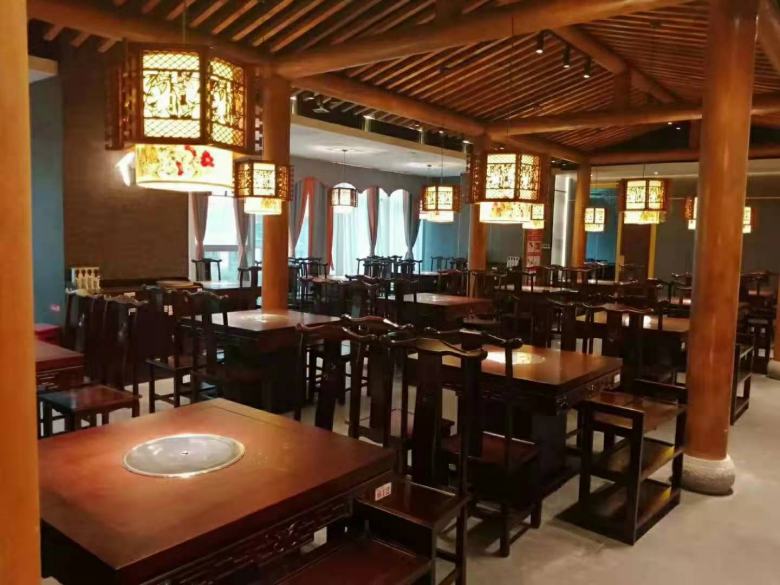 20210330/60628d33ab7f2.jpg 西安博菲克工人安裝實木火鍋桌.jpg