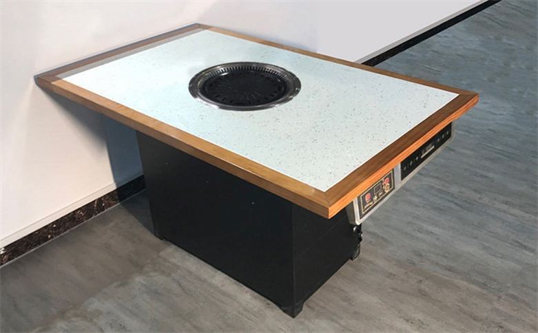 20210404/6069be76975a9.jpg 張總在博菲克家具廠展廳詢問(wèn)火鍋?zhàn)?jpg