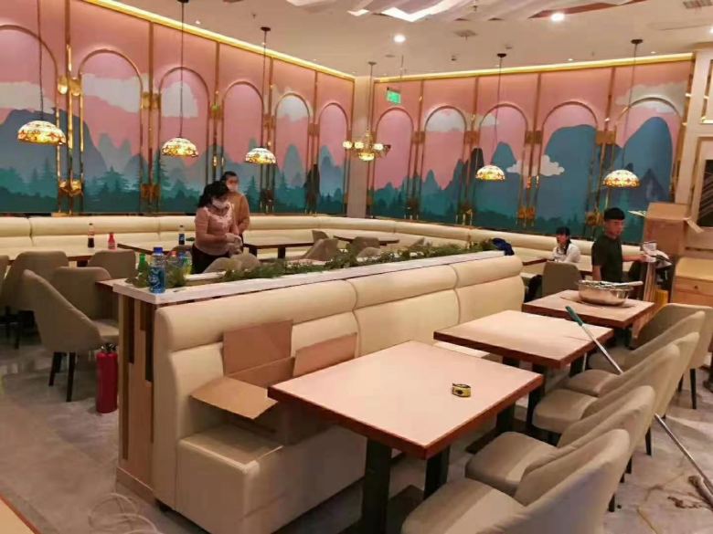 20210415/6077ae0347c44.jpg 工人安裝餐廳卡座沙發.jpg