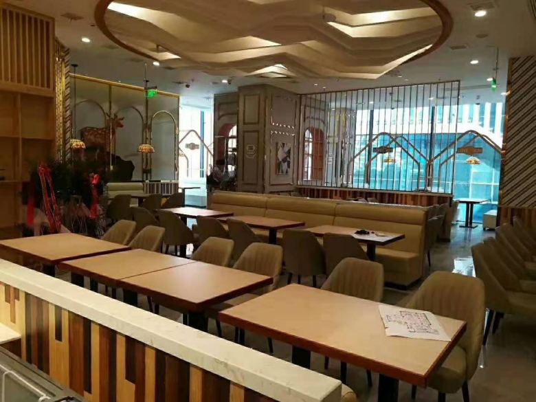 20210415/6077ae3ad9a61.jpg 西安餐桌椅公司項目經理陪同客戶驗收卡座沙發.jpg