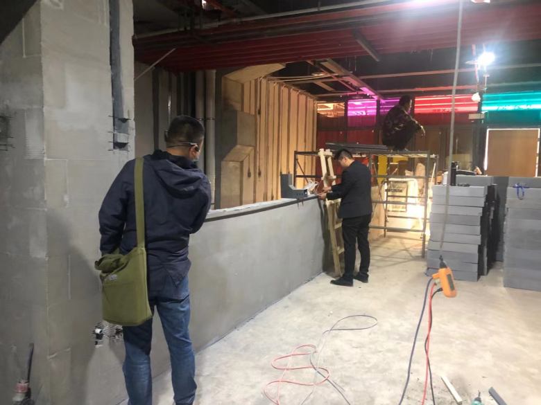 20210712/60ebd546ba792.jpg 項目經理和設計師在火鍋店量尺.jpg