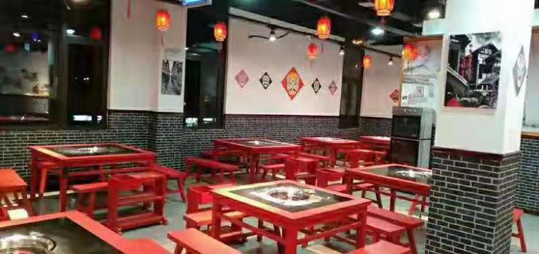 20210911/613ccc83d138c.jpg 甲方在安裝現(xiàn)場驗收火鍋桌.jpg