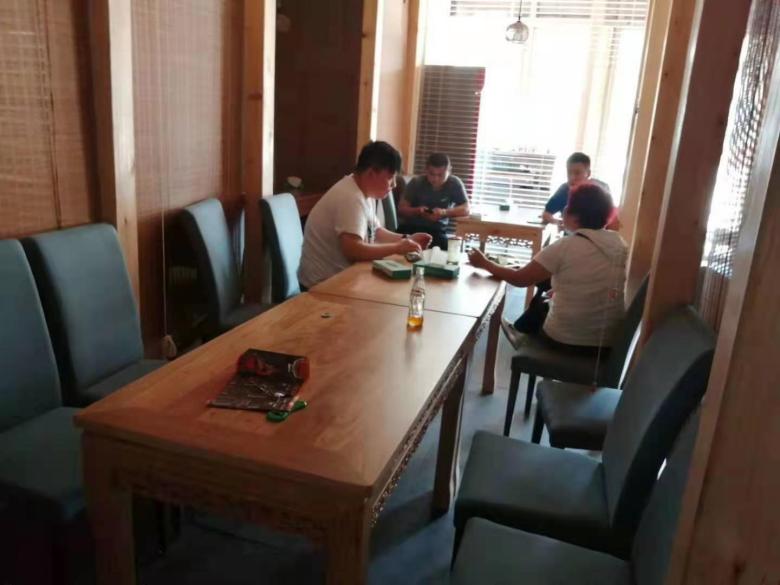 20210918/6145570939381.jpg 銷售經理帶領趙總參觀酒吧沙發展廳.jpg