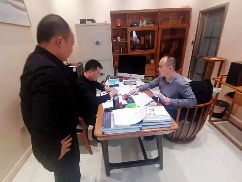 20211128/61a34f5570f93.jpg 馬總和我廠負責人簽訂餐桌椅合同.jpg