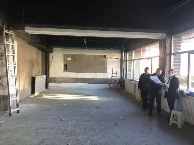 20211221/61c1924293b60.jpg 榆林分公司負責人和博菲克家具廠總經理研究施工圖.jpg