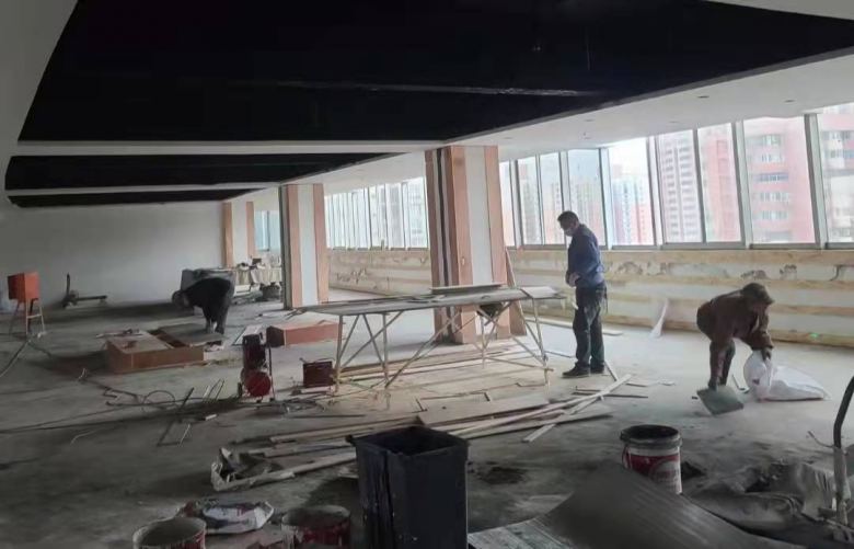 20211221/61c1d54264da6.jpg 西安博菲克餐桌椅廠業務經理給客戶介紹圖冊.jpg