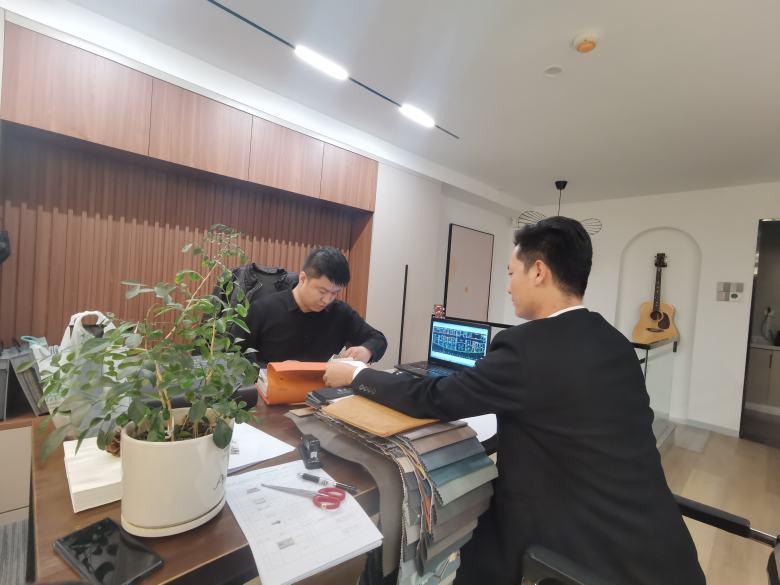 20220307/6225644e7f4c3.jpg 西安博菲克定制家具廠邊經(jīng)理與金月匯月子會(huì)所設(shè)計(jì)師對(duì)接方案.jpg