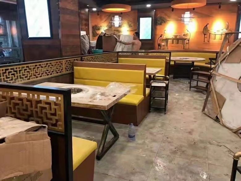 20220907/6318ae5c0be32.jpg 工人在調試火鍋桌.jpg