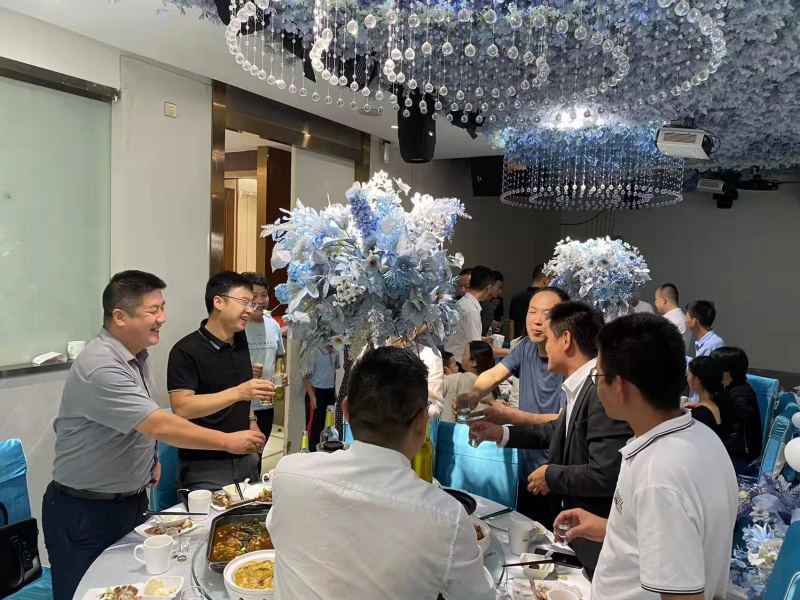 20220919/6328239e50818.jpg 銷售部門同事和優秀員工干杯.jpg