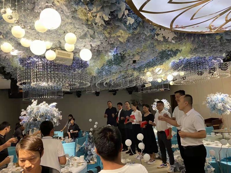 20220919/63282412dabc8.jpg 公司總經理楊總上臺為獲獎者頒獎.jpg