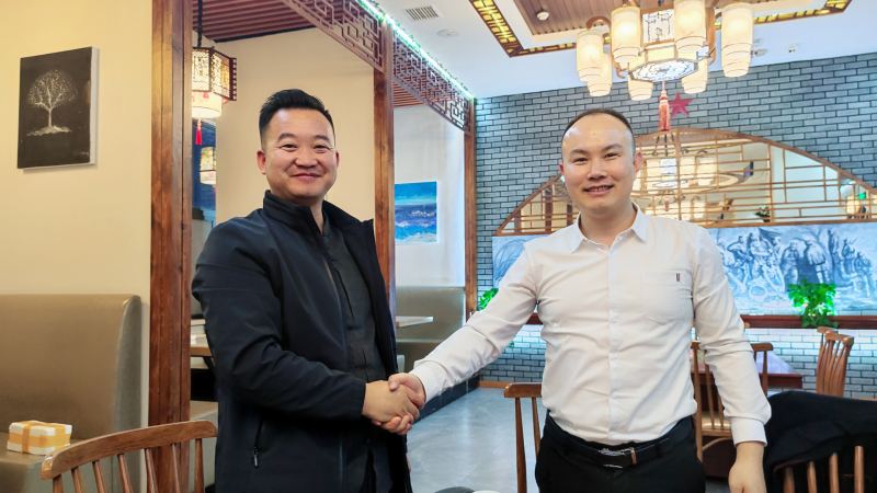 20221219/639fbb28e7e65.jpg 博菲克家具總經理與延安天祖大酒店萬總合影.jpg