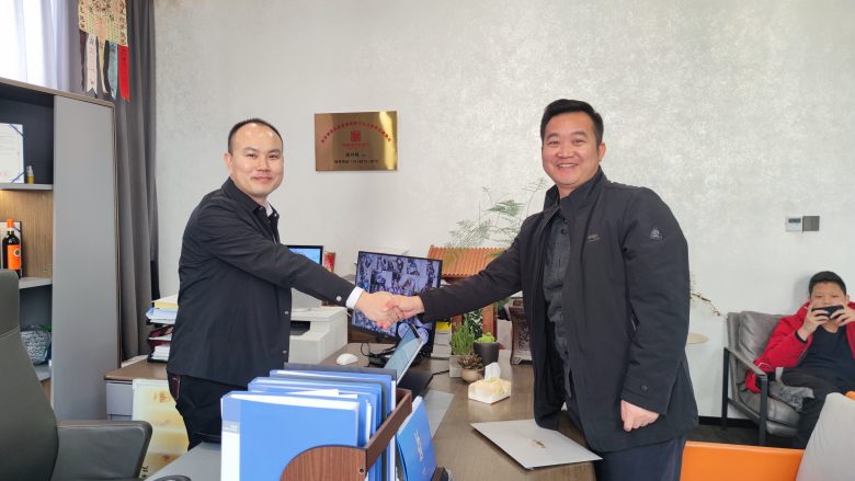 萬總與西安博菲克酒店家具廠總經(jīng)理?xiàng)钚俏帐趾嫌?jpg