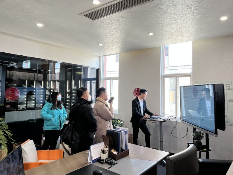 20230212/63e878ab68407.jpg 業務經理為客戶介紹海友酒店家具方案.jpg