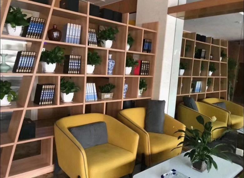 20230319/641692157402e.jpg 蘭朵酒店大堂休息區沙發椅.jpg