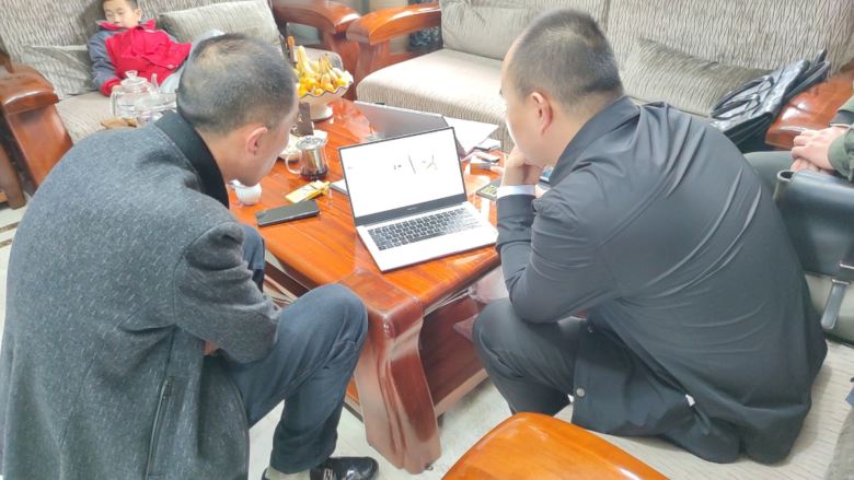 20230323/641be5e2ece81.jpg 博菲克酒店家具設(shè)計(jì)師為李總講解家具方案.jpg