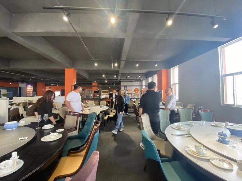 20230324/641d2e1a09f19.jpg 粵來越牛潮汕鮮牛肉火鍋客戶一行到西安博菲克餐飲家具廠考察.jpg