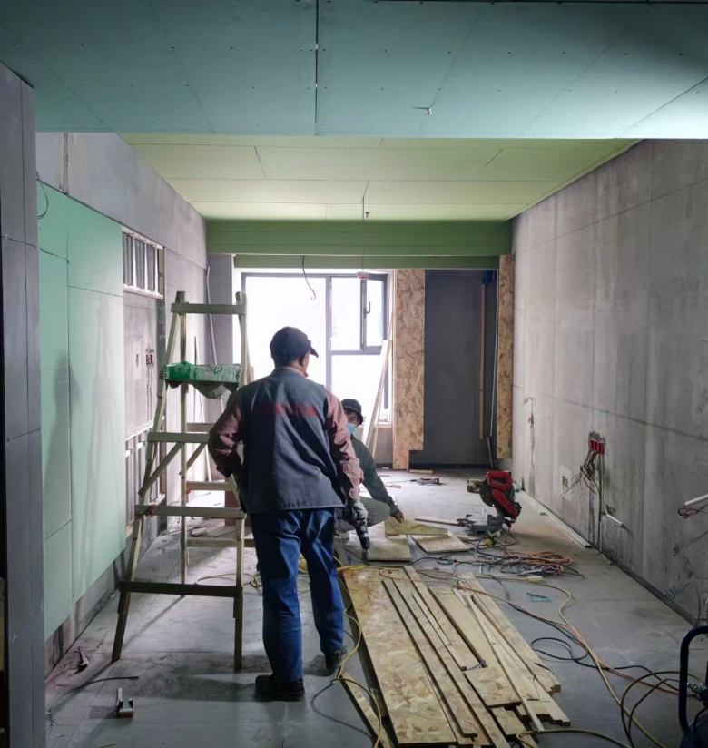 20230614/648925daeef0f.jpg 工人在公寓酒店客房樣板間施工.jpg