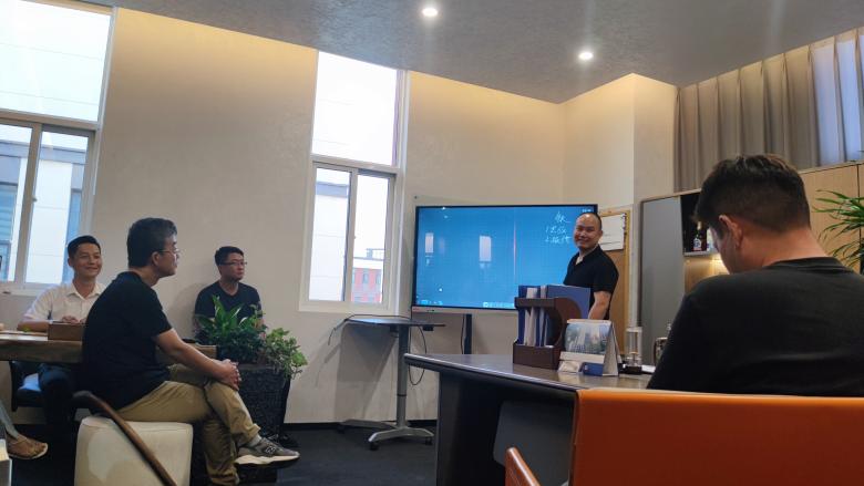 20230804/64cc9c50aeb71.jpg 公司領導即興為新伙伴授課.jpg