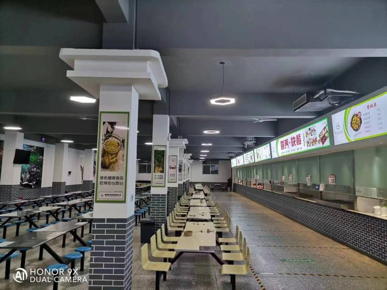 20230822/64e46f3ca1df5.jpg 甲方領(lǐng)導(dǎo)驗收餐桌椅.jpg