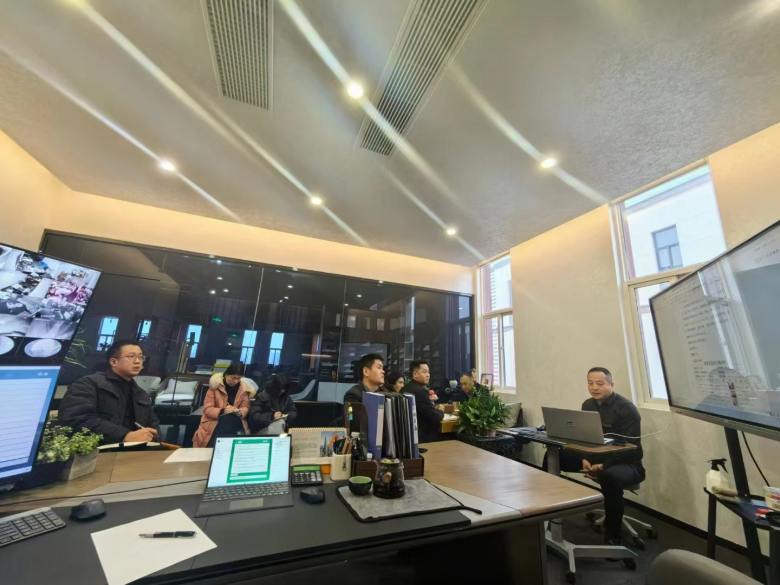 20240228/65de887accf0b.jpg 設計師為客戶展示博菲克酒店工程案例.jpg