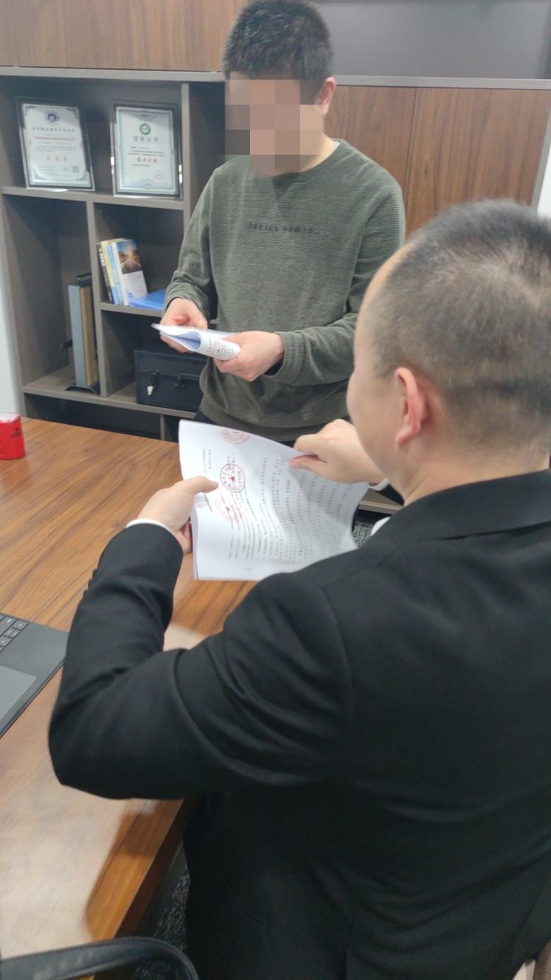 20240311/65eebef7288ae.jpg 我廠代表和客戶簽訂酒店家具訂購(gòu)合同.jpg