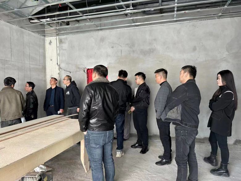 20240413/661a01f000aff.jpg 博菲克家具廠經理在酒店工地現場討論方案.jpg